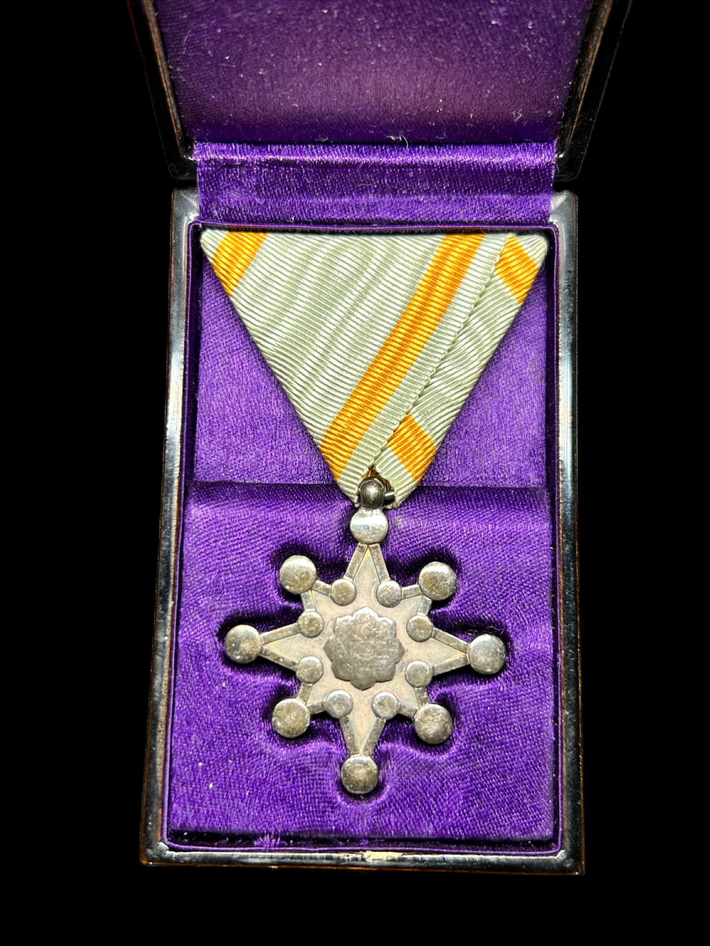 WWII Japanese Order of the Sacred Treasure 8 Medal Military War Rosette Box