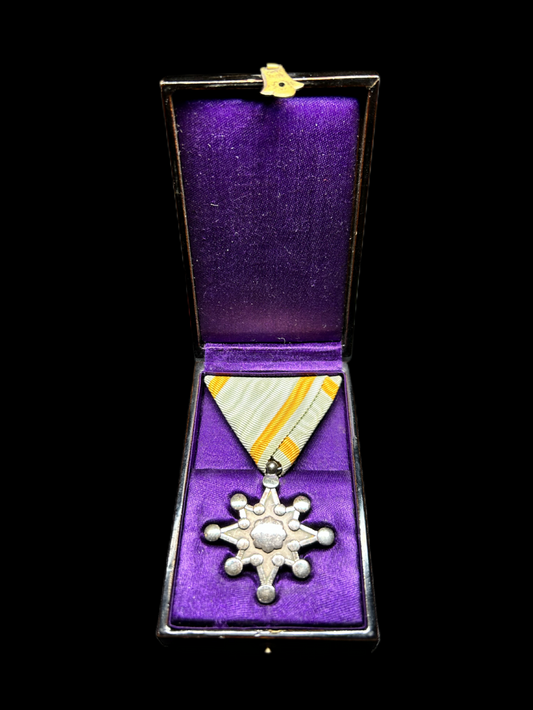 WWII Japanese Order of the Sacred Treasure 8 Medal Military War Rosette Box