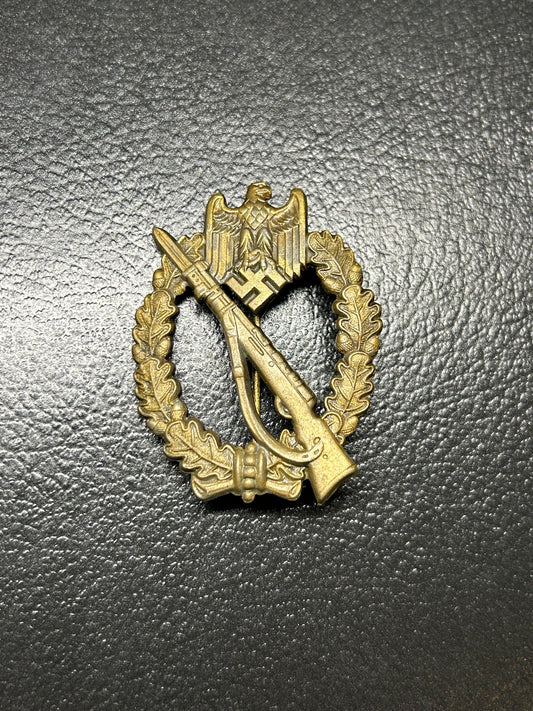 Unmarked Infantry assault badge in bronze