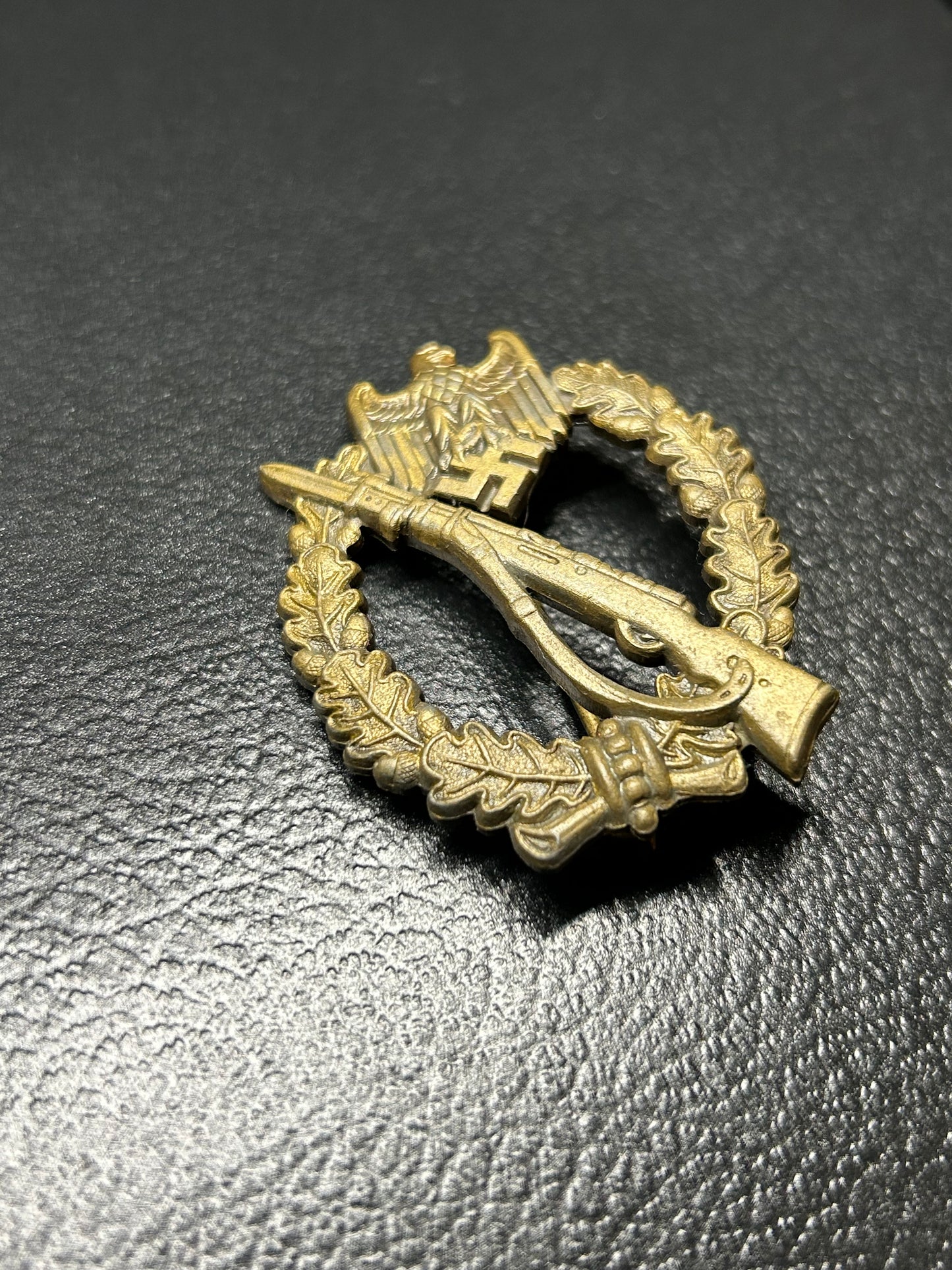Unmarked Infantry assault badge in bronze